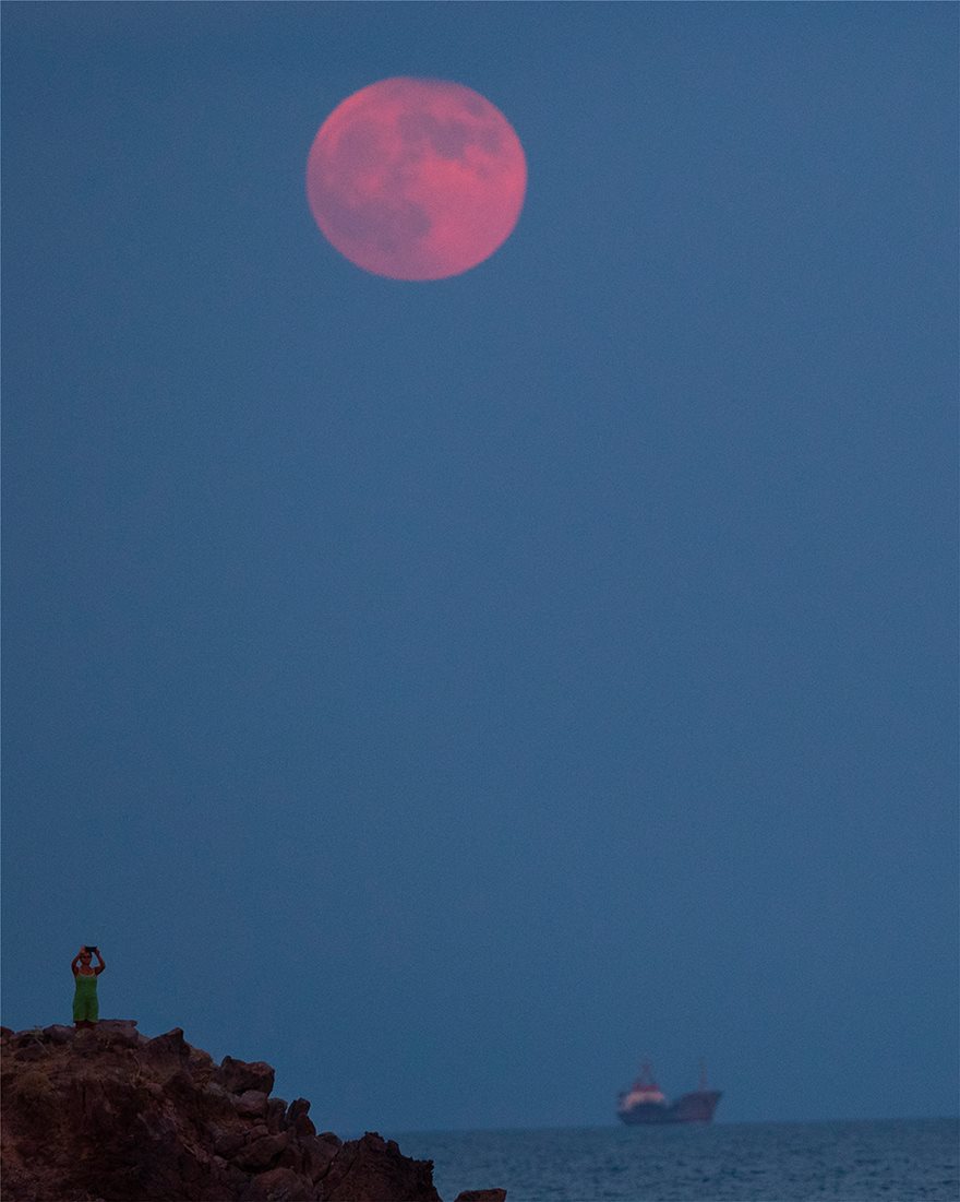 «Ματωμένο φεγγάρι»: Η μεγαλύτερη ολική έκλειψη σελήνης του 21ου αιώνα καθηλώνει τον πλανήτη - Φωτογραφία 3