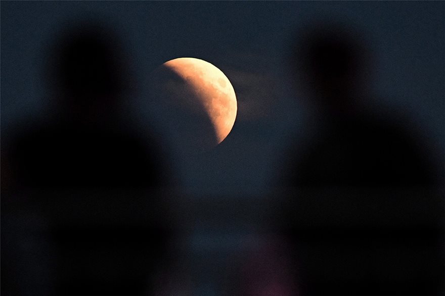 «Ματωμένο φεγγάρι»: Η μεγαλύτερη ολική έκλειψη σελήνης του 21ου αιώνα καθηλώνει τον πλανήτη - Φωτογραφία 6