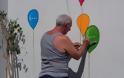 Ο παππούς Γιώργος που δίνει χαρά με τα πινέλα του - Ζωγραφίζει σχολεία στην Πάτρα