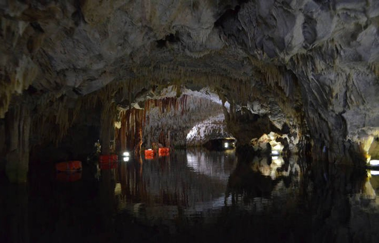 Σπήλαια Διρού, με πλούσιο πολύχρωμο διάκοσμο - Φωτογραφία 5