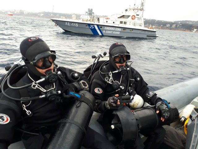 Δύτες εντόπισαν προσωπικά αντικείμενα ανθρώπων που βούτηξαν στη θάλασσα για να σωθούν - Φωτογραφία 2