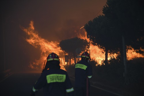 Observer: Οργισμένοι οι Έλληνες πυροσβέστες για τους χειρισμούς της κυβέρνησης στις φονικές πυρκαγιές - Φωτογραφία 1