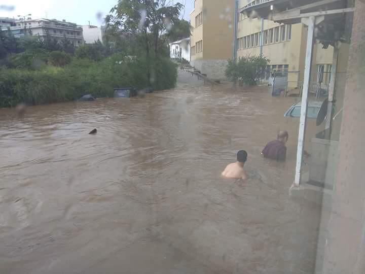 Εικόνα-σοκ: Πολίτες «κολυμπούν» στον προαύλιο χώρο του νοσοκομείου «Σωτηρία» - Φωτογραφία 2