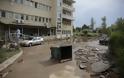 Εικόνα-σοκ: Πολίτες «κολυμπούν» στον προαύλιο χώρο του νοσοκομείου «Σωτηρία» - Φωτογραφία 4