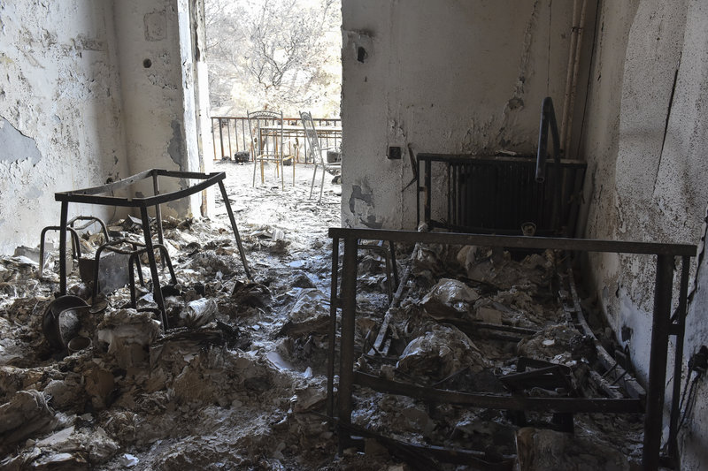 Εικόνες καταστροφής από το Λύρειο Ιδρυμα -Στάχτη και αποκαΐδια - Φωτογραφία 11