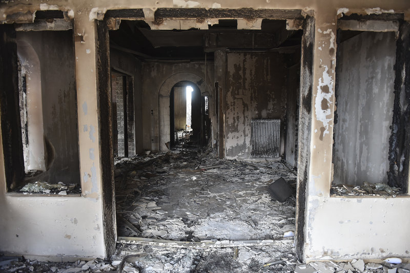 Εικόνες καταστροφής από το Λύρειο Ιδρυμα -Στάχτη και αποκαΐδια - Φωτογραφία 15