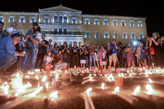 Σύνταγμα: Εκατοντάδες άνθρωποι ζήτησαν συγγνώμη από τα θύματα της τραγωδίας στο Μάτι - Φωτογραφία 2