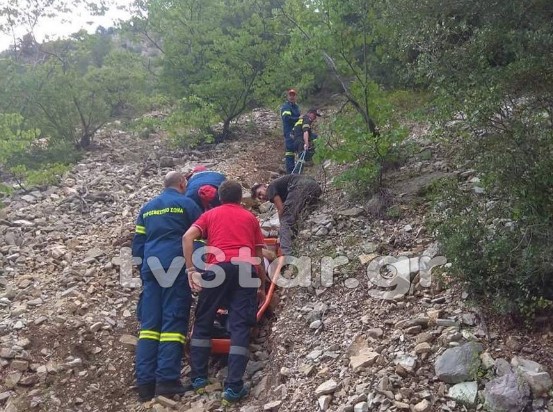 ΙΧ σε γκρεμό στο δρόμο για Προυσσό - Επιχείρηση απεγκλωβισμού του ζευγαριού - Φωτογραφία 3