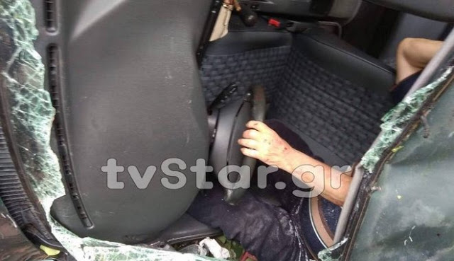 Ευρυτανία: Εικόνες που κόβουν την ανάσα – Οδηγός περιμένει βοήθεια σε γκρεμό - Φωτογραφία 1