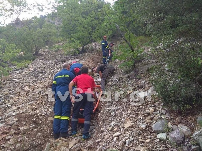 Ευρυτανία: Εικόνες που κόβουν την ανάσα – Οδηγός περιμένει βοήθεια σε γκρεμό - Φωτογραφία 2