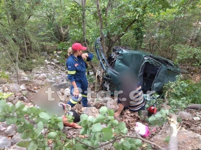 Ευρυτανία: Εικόνες που κόβουν την ανάσα – Οδηγός περιμένει βοήθεια σε γκρεμό - Φωτογραφία 3