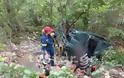 Ευρυτανία: Εικόνες που κόβουν την ανάσα – Οδηγός περιμένει βοήθεια σε γκρεμό - Φωτογραφία 3
