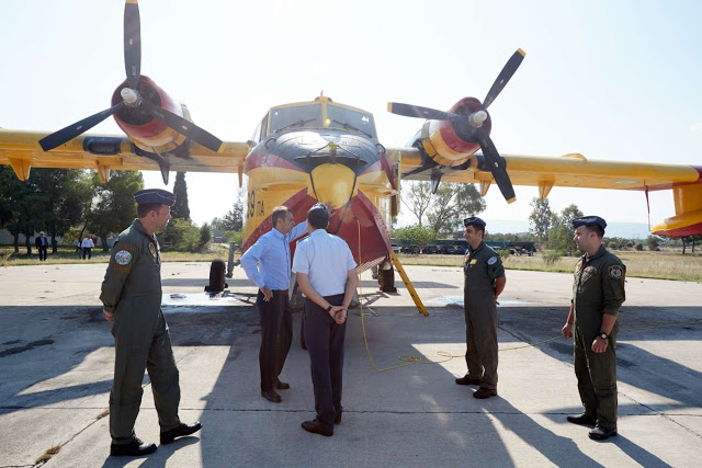 Τη βάση των Canadair στην Ελευσίνα επισκέφτηκε ο Κυριάκος Μητσοτάκης - Φωτογραφία 4