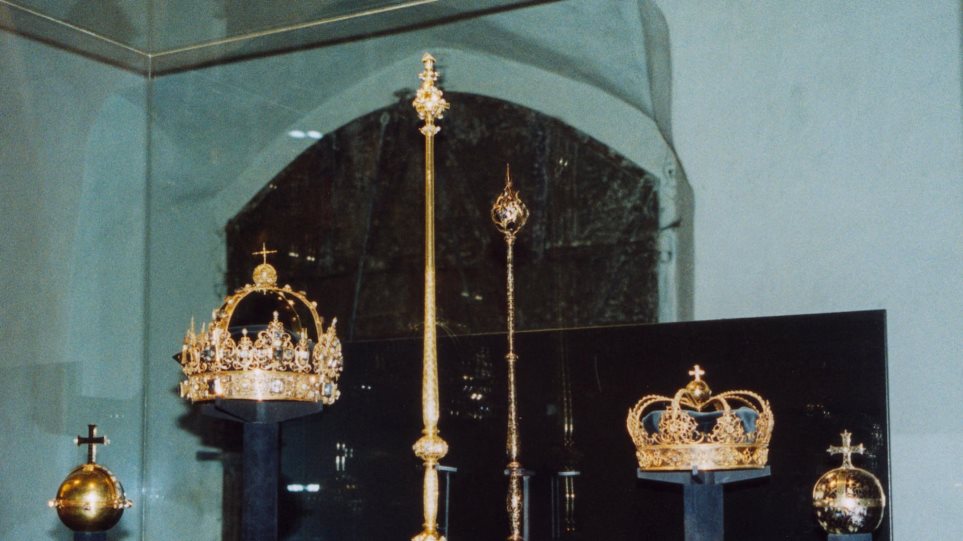 Σουηδία: Βασιλικά κοσμήματα έκαναν φτερά μέσα από καθεδρικό ναό - Φωτογραφία 1