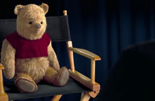 O Γιούαν ΜακΓκρέγκορ παίρνει συνέντευξη από τον Γουίνι το Αρκουδάκι στο βίντεο του «Christopher Robin» - Φωτογραφία 1