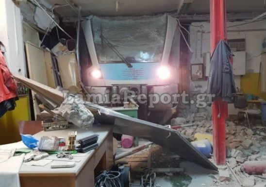 Λαμία: Εκτροχιάστηκε τρένο μέσα στην πόλη - Δείτε εικόνες - Φωτογραφία 1