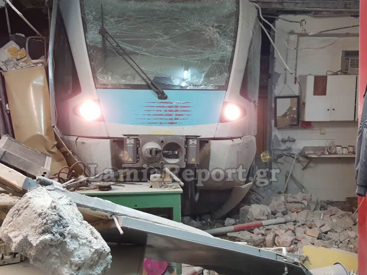 Λαμία: Εκτροχιάστηκε τρένο μέσα στην πόλη - Δείτε εικόνες - Φωτογραφία 2