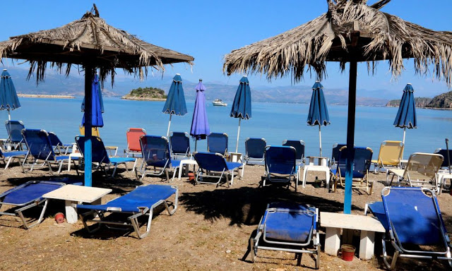 Την ώρα που στην Εύβοια δεν γίνεται τίποτα: Στη Φθιώτιδα ο Εισαγγελέας ξηλώνει ομπρέλες και ξαπλώστρες από τις παραλίες! - Φωτογραφία 1