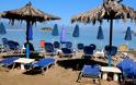Την ώρα που στην Εύβοια δεν γίνεται τίποτα: Στη Φθιώτιδα ο Εισαγγελέας ξηλώνει ομπρέλες και ξαπλώστρες από τις παραλίες!