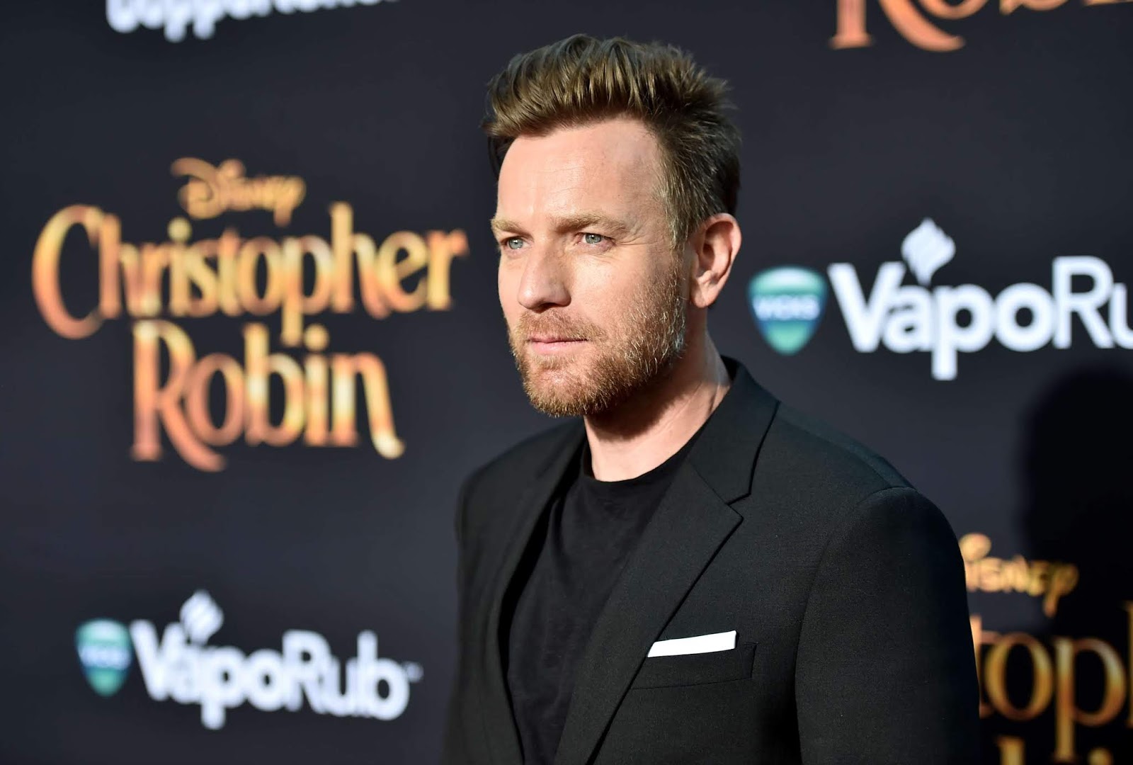 Ο Ewan McGregor δείχνει το ντύσιμο της βραδινής εξόδου και του επόμενου πρωινού - Φωτογραφία 1