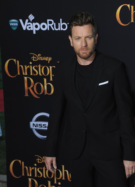 Ο Ewan McGregor δείχνει το ντύσιμο της βραδινής εξόδου και του επόμενου πρωινού - Φωτογραφία 2