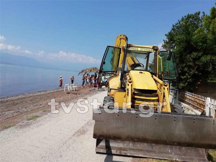 Ξηλώνουν τις ομπρέλες από παραλίες της Στυλίδας - Φωτογραφία 4