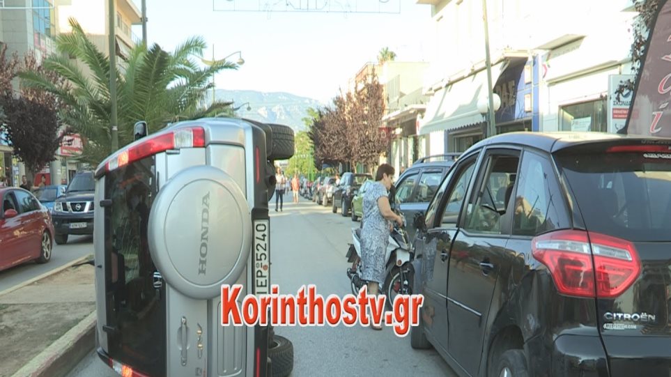 Απίστευτο τροχαίο στο κέντρο της Κορίνθου: Αυτοκίνητο τούμπαρε στη μέση του δρόμου! - Φωτογραφία 1