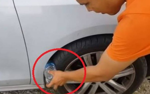 ΠΡΟΣΟΧΗ: Αν δείτε ένα πλαστικό μπουκάλι στη ρόδα του αυτοκινήτου σας καλέστε αμέσως στην Αστυνομία - Φωτογραφία 1