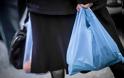 Δωρεάν οι πλαστικές σακούλες από μεγάλες αλυσίδες σούπερ