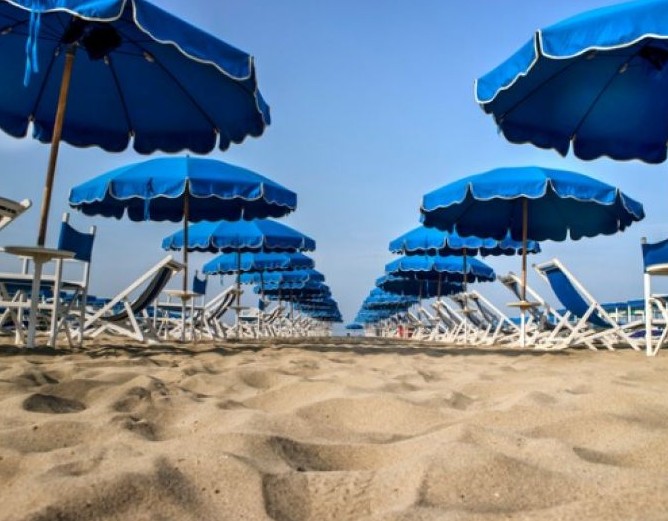 Παραλία: Κόλπα για να μειώσετε την αφόρητη ζέστη εκεί που κάθεστε - Φωτογραφία 1