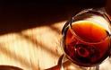 Όσοι δεν πίνουν αλκοόλ στη μέση ηλικία, ιδίως κρασί, είναι πιθανότερο να εμφανίσουν άνοια