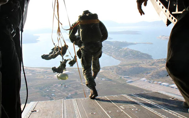 Εντυπωσιακές εικόνες με τις πτώσεις αλεξιπτωτιστών στα 1200 πόδια από Σινούκ - Φωτογραφία 1