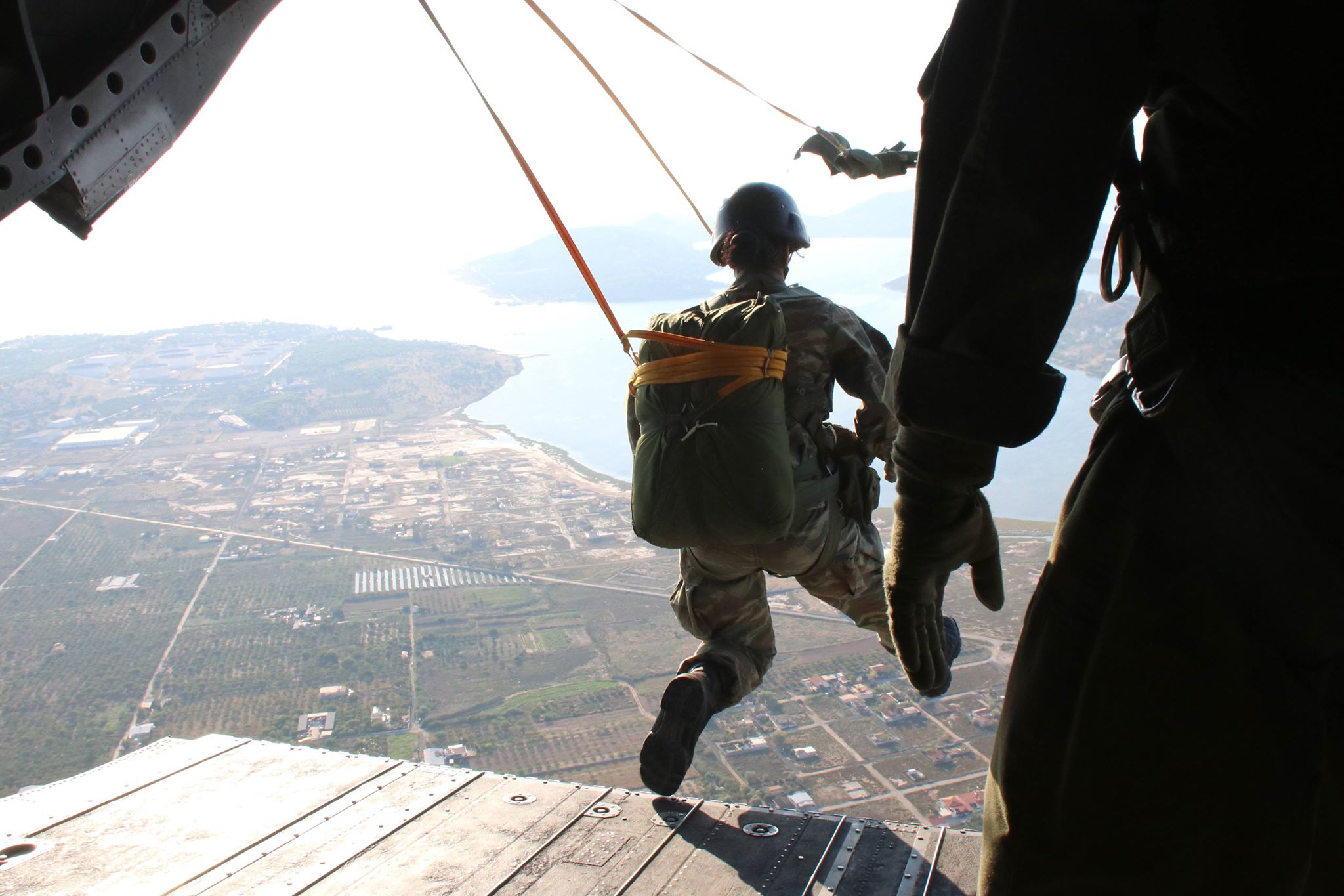 Εντυπωσιακές εικόνες με τις πτώσεις αλεξιπτωτιστών στα 1200 πόδια από Σινούκ - Φωτογραφία 11