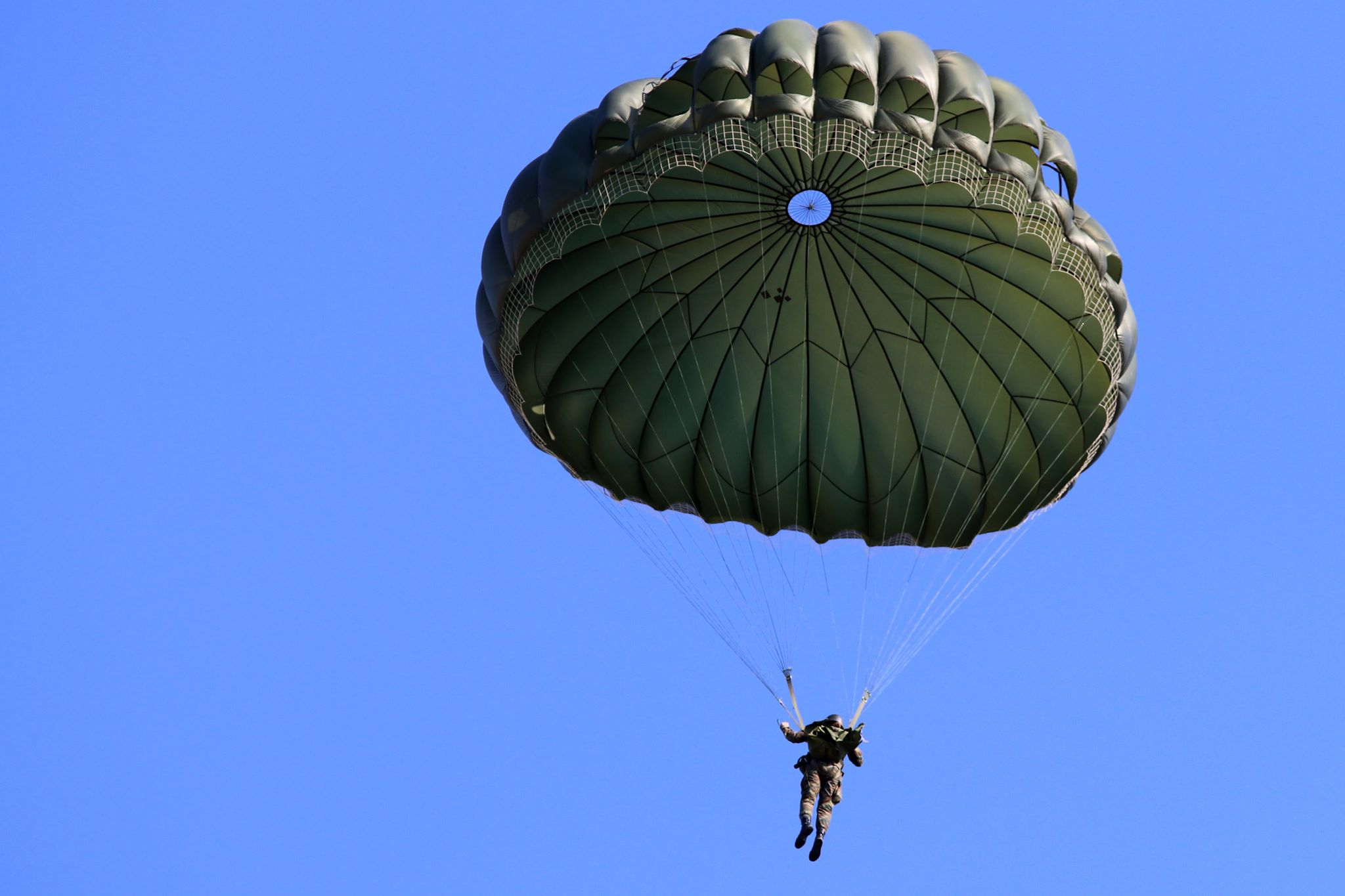 Εντυπωσιακές εικόνες με τις πτώσεις αλεξιπτωτιστών στα 1200 πόδια από Σινούκ - Φωτογραφία 13