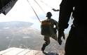 Εντυπωσιακές εικόνες με τις πτώσεις αλεξιπτωτιστών στα 1200 πόδια από Σινούκ - Φωτογραφία 11