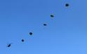 Εντυπωσιακές εικόνες με τις πτώσεις αλεξιπτωτιστών στα 1200 πόδια από Σινούκ - Φωτογραφία 12