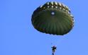 Εντυπωσιακές εικόνες με τις πτώσεις αλεξιπτωτιστών στα 1200 πόδια από Σινούκ - Φωτογραφία 13