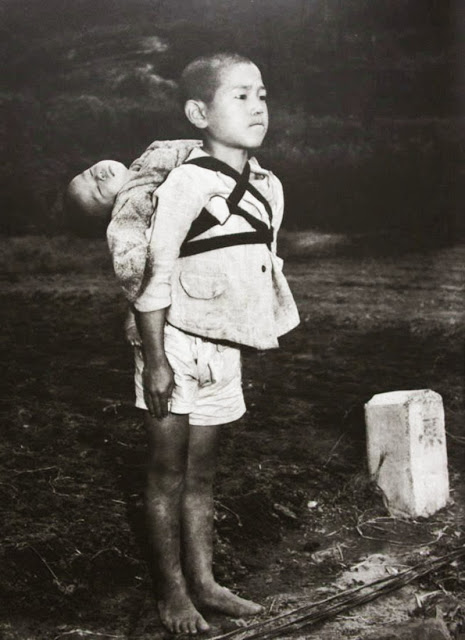 Το αγόρι που κουβαλά τον αδερφό του στο Ναγκασάκι - Φωτογραφία 1