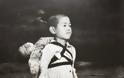 Το αγόρι που κουβαλά τον αδερφό του στο Ναγκασάκι