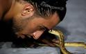 Ο Αιγύπτιος γητευτής που «κοιμίζει» τα φίδια με ένα βλέμμα