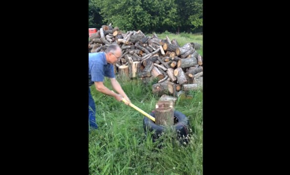ΑΠΙΘΑΝΟ! Δείτε τι σκέφτηκε αυτός ο άντρας για να κόβει πιο εύκολα τα ξύλα του [video] - Φωτογραφία 1