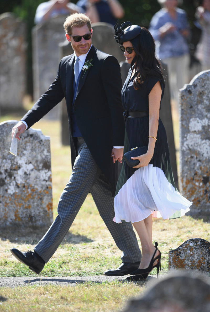 Ρεζίλι: Ο πρίγκιπας Χάρι πήγε στον γάμο του κολλητού του με... τρύπια παπούτσια - Φωτογραφία 2