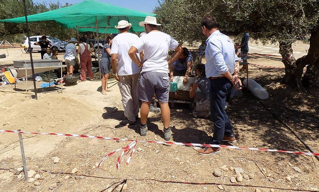 Απίστευτο! Βούλιαξε το έδαφος στην Κρήτη και βρήκαν Μινωικό τάφο – Συγκλονιστικές εικόνες - Φωτογραφία 1