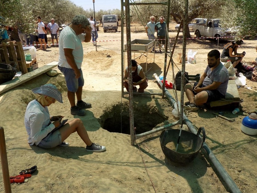 Βούλιαξε το έδαφος στην Κρήτη και βρήκαν μινωικό τάφο! [εικόνες] - Φωτογραφία 2