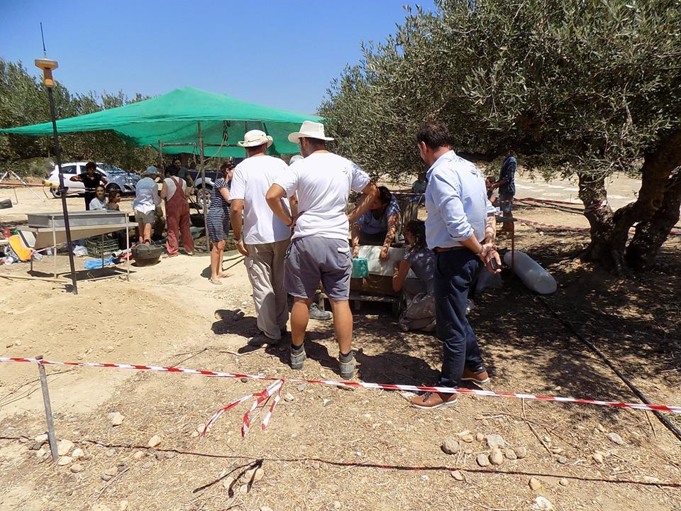 Βούλιαξε το έδαφος στην Κρήτη και βρήκαν μινωικό τάφο! [εικόνες] - Φωτογραφία 7