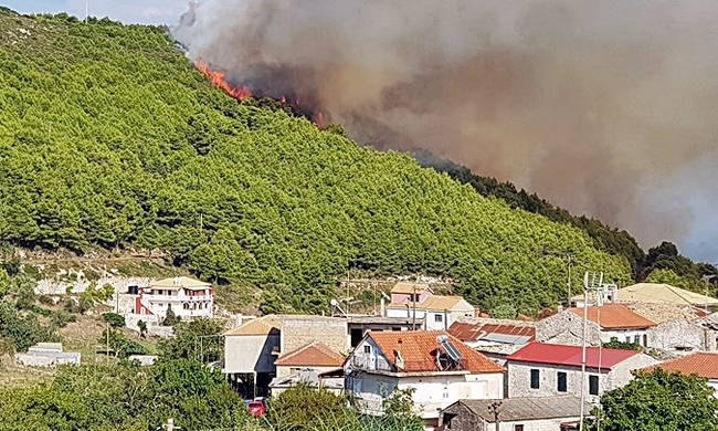 Φωτιές: Καίγεται η Ζάκυνθος - Πυρκαγιές σε Άνδρο και Αχαΐα - Φωτογραφία 1