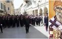 «Βουλιάζει» η Κέρκυρα από πιστούς για τη λιτανεία του ιερού σκηνώματος του Αγίου Σπυρίδωνα