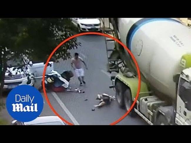 Βίντεο σοκ: Μπετονιέρα πατάει στο κεφάλι πεσμένη γυναίκα και δεν σώζεται από θαύμα, αλλά... - Φωτογραφία 1