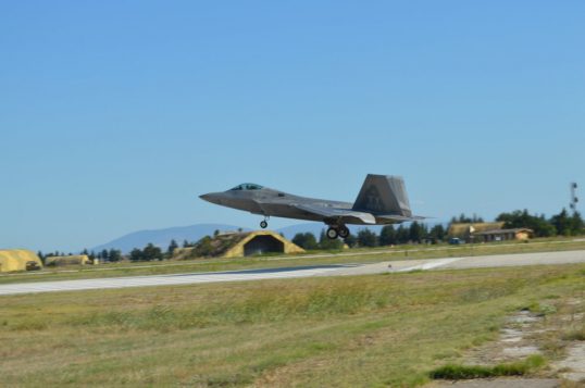 Άφιξη αεροσκαφών F-22 Raptor της USAF στην 110ΠΜ - Φωτογραφία 2