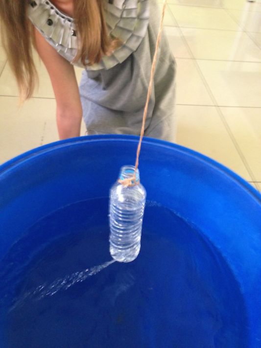 Υδροστατική πίεση: απλό πείραμα με ένα μπουκάλι! - Φωτογραφία 2